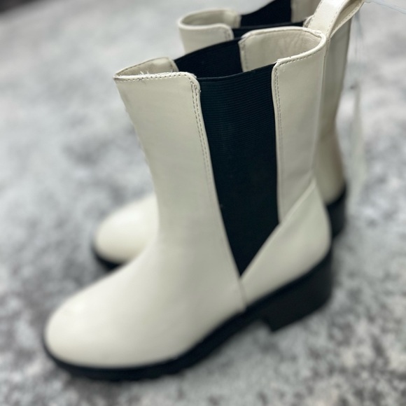Women's Cream and Black chelsea Boots - Picture 3 of 5